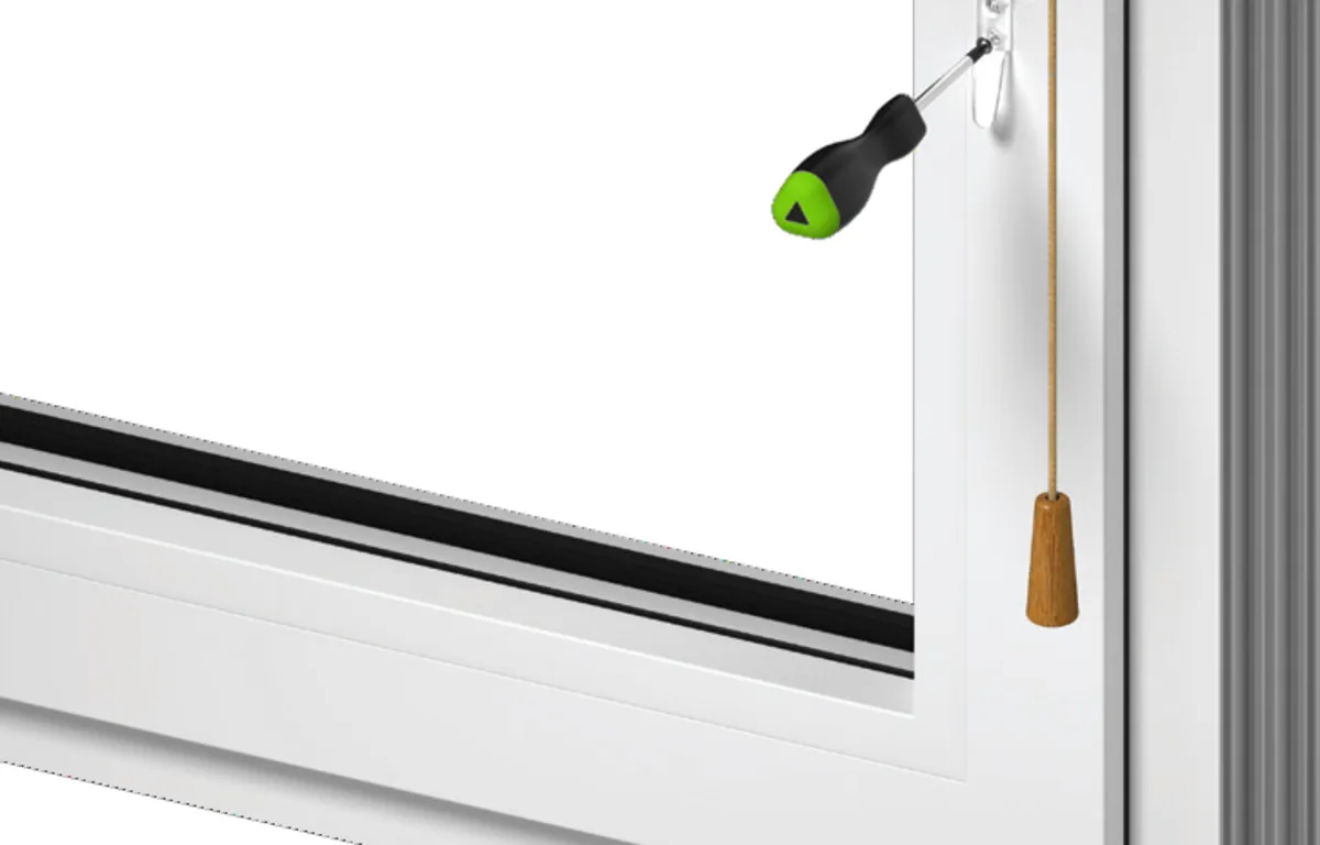 De koordwikkelaar wordt naast het raam vastgeschroefd