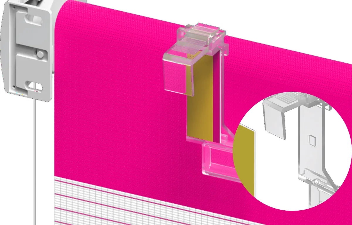 De doorzichtige klemsteun schuift op de steun aan het rolgordijn; de loep toont de plakstrip die in de klemsteun gaat