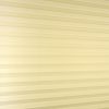 Het plissè gordijn crème wanneer deze uitgevouwen is