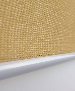 Detailfoto van het buitenrolgordijn zand