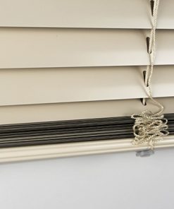Detailfoto van de onderzijde van de jaloezie crème