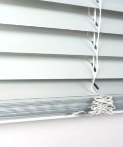 Detailfoto van de onderzijde van de jaloezie wit
