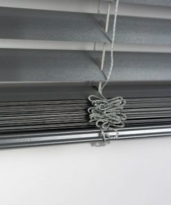 Detailfoto van de onderzijde van de jaloezie zilver
