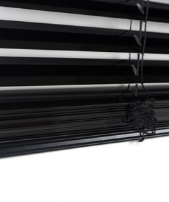 Detailfoto van de onderzijde van de jaloezie zwart