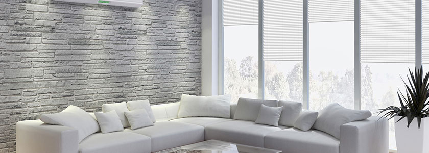 lichte jaloezieën in de woonkamer