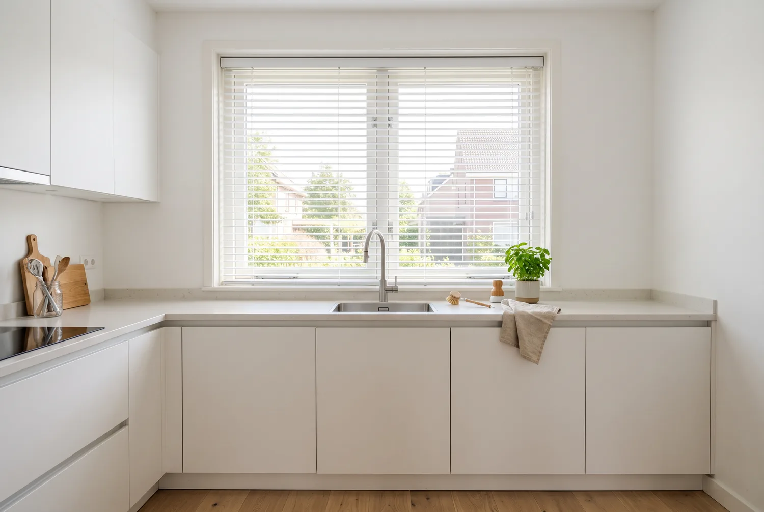 Witte keuken met lichte raamdecoratie