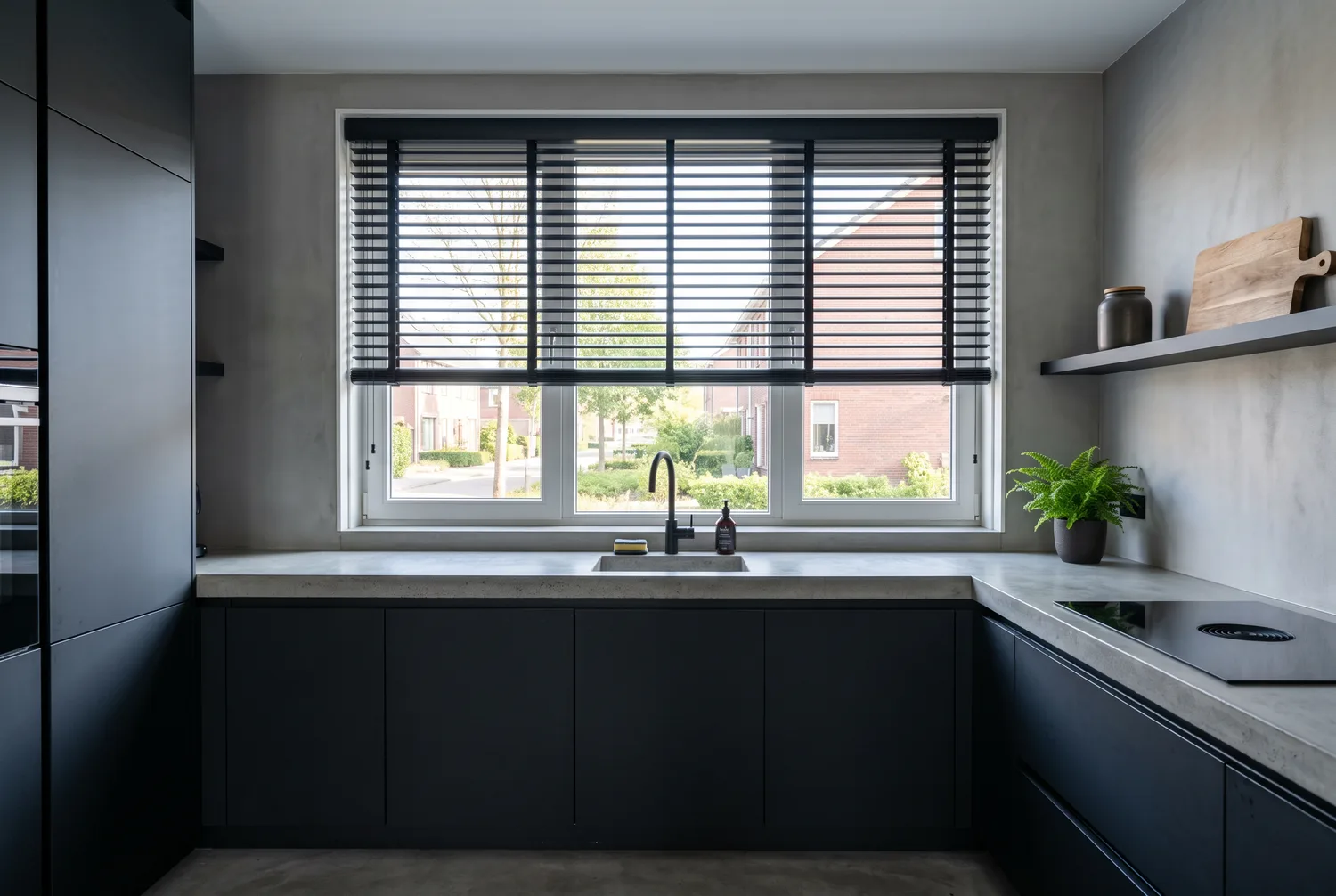 Moderne keuken met zwarte jaloezie