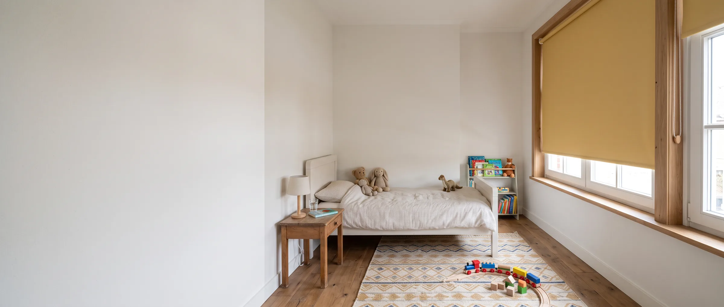 Rustige kinderkamer met verduisterende raamdecoratie