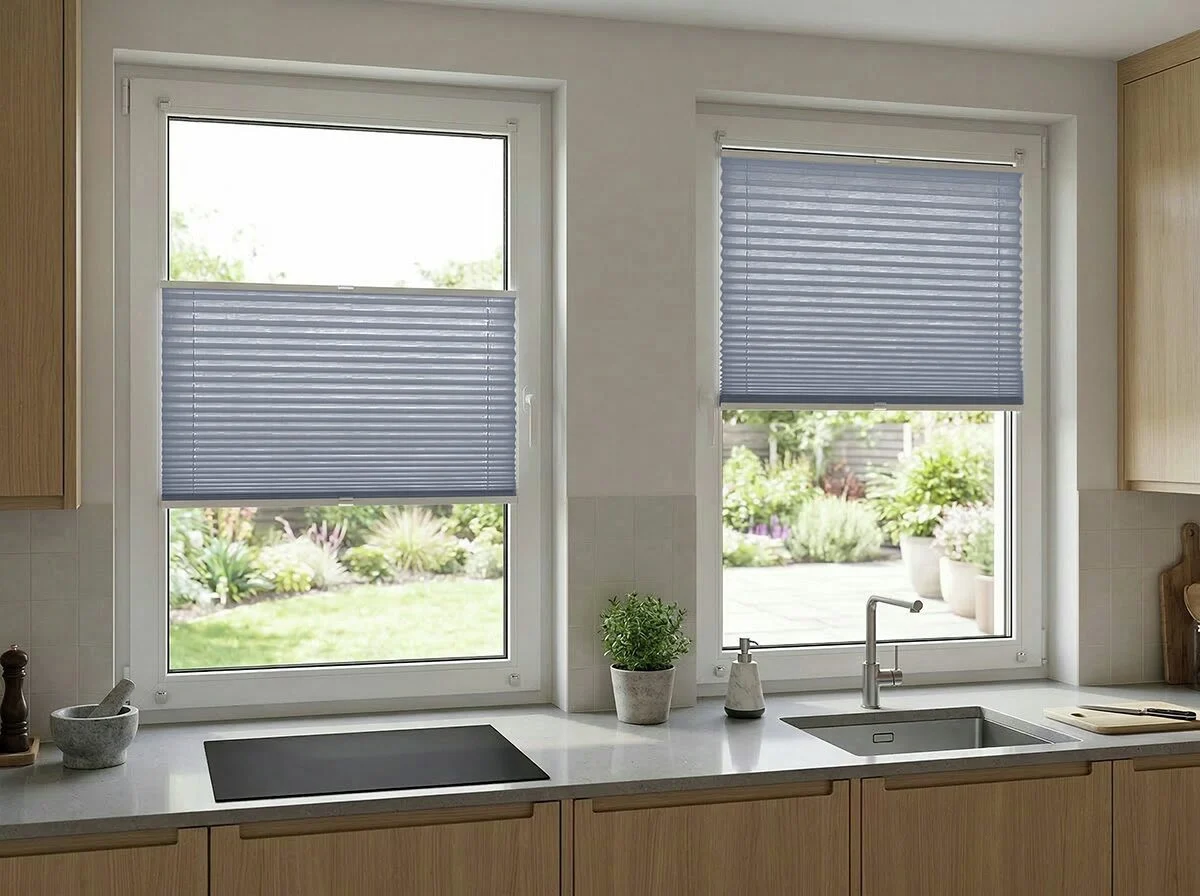 Plissé met greep lichtdoorlatend – Duifblauw (N205)